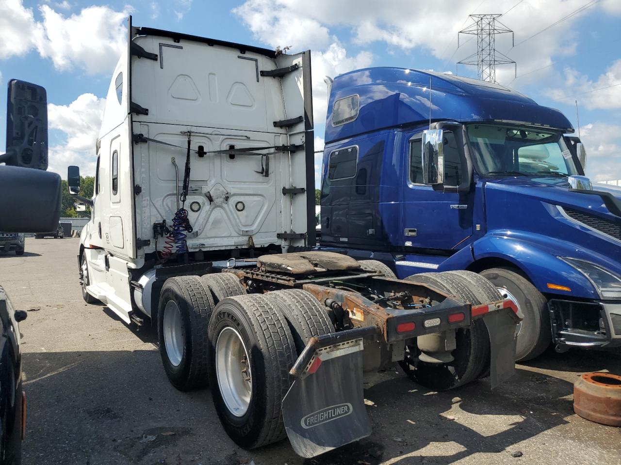 Lot #3242453969 2019 FREIGHTLINER CASCADIA 1