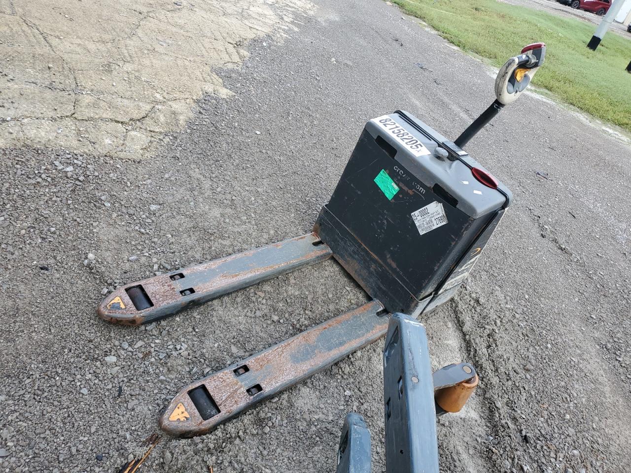 Lot #3246797823 2020 CROWN ELECTRIC PALLET JACK
