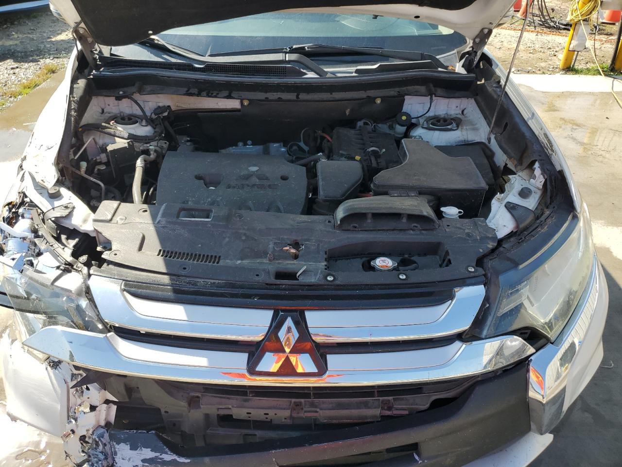 MITSUBISHI OUTLANDER SE