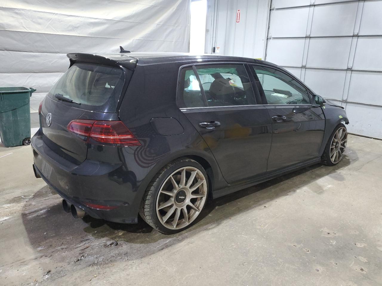 VOLKSWAGEN GOLF R