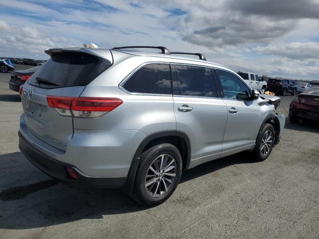 TOYOTA HIGHLANDER SE 2018 silver  gas 5TDJZRFH1JS812949 photo #4