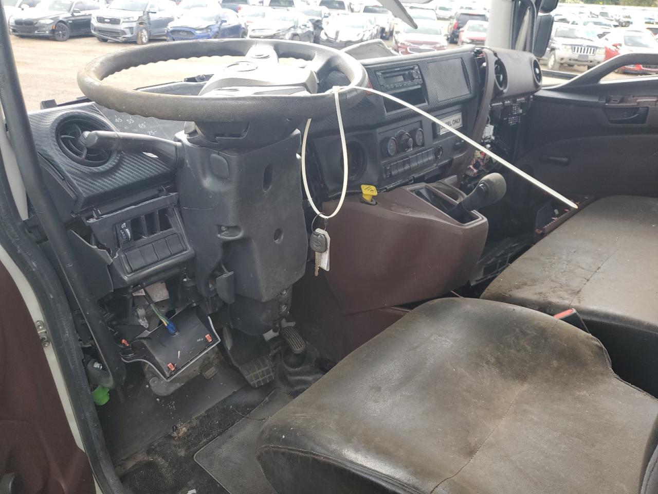 Lot #3235029979 2023 HINO HINO L6