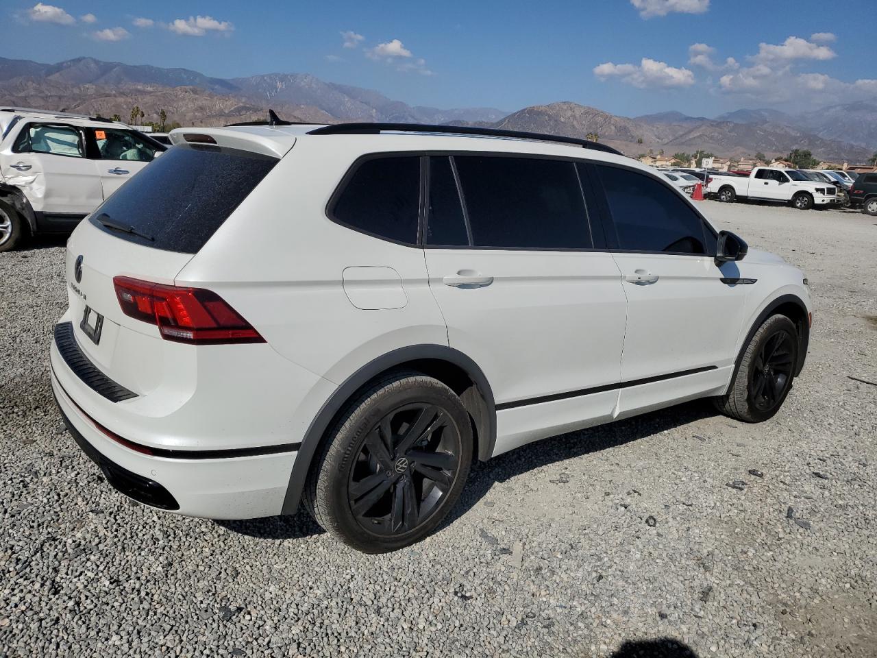 VOLKSWAGEN TIGUAN SE R-LINE BLACK