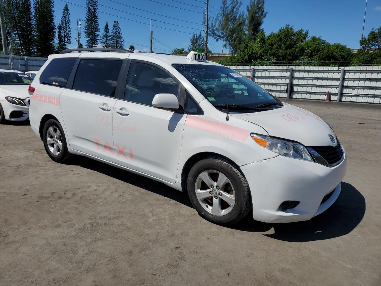 Lot #3302704008 2013 TOYOTA SIENNA LE