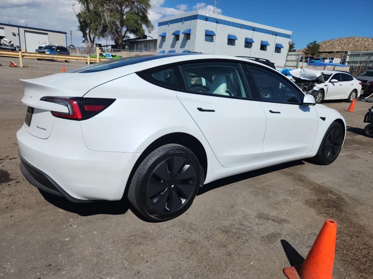 TESLA MODEL 3