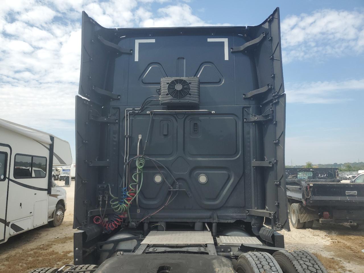 Lot #3270042333 2021 FREIGHTLINER CASCADIA 1