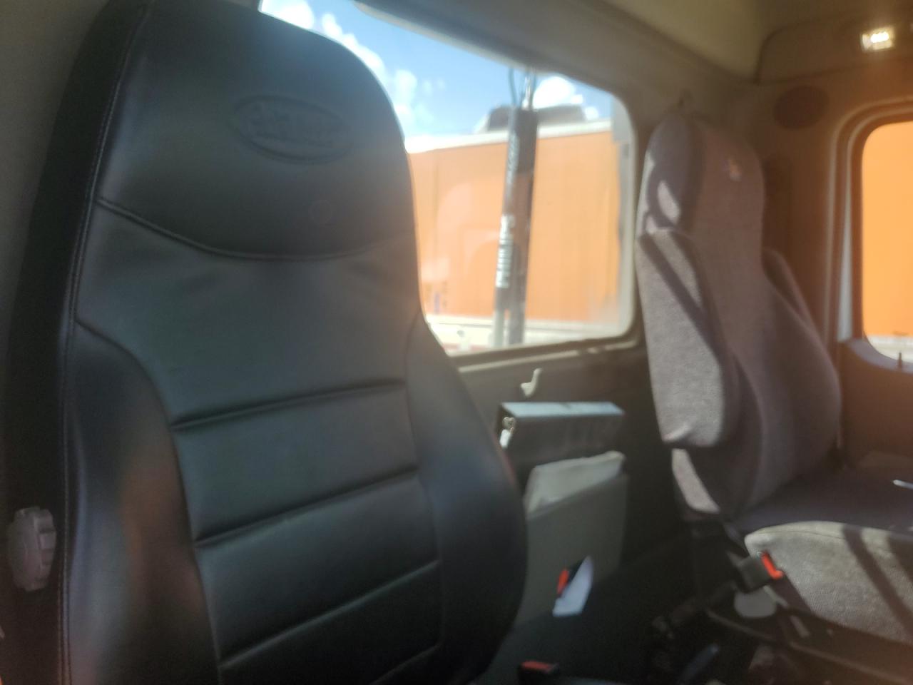 Lot #3261270934 2018 PETERBILT TRACTOR 579