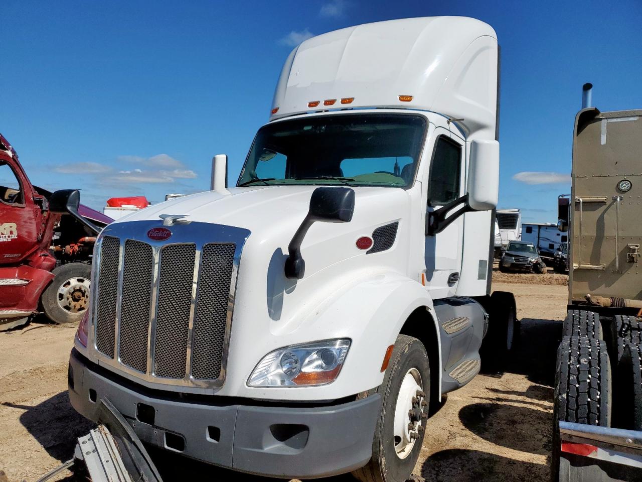 Lot #3284643376 2019 PETERBILT TRACTOR 579