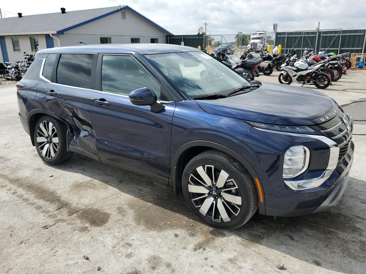 MITSUBISHI OUTLANDER SE