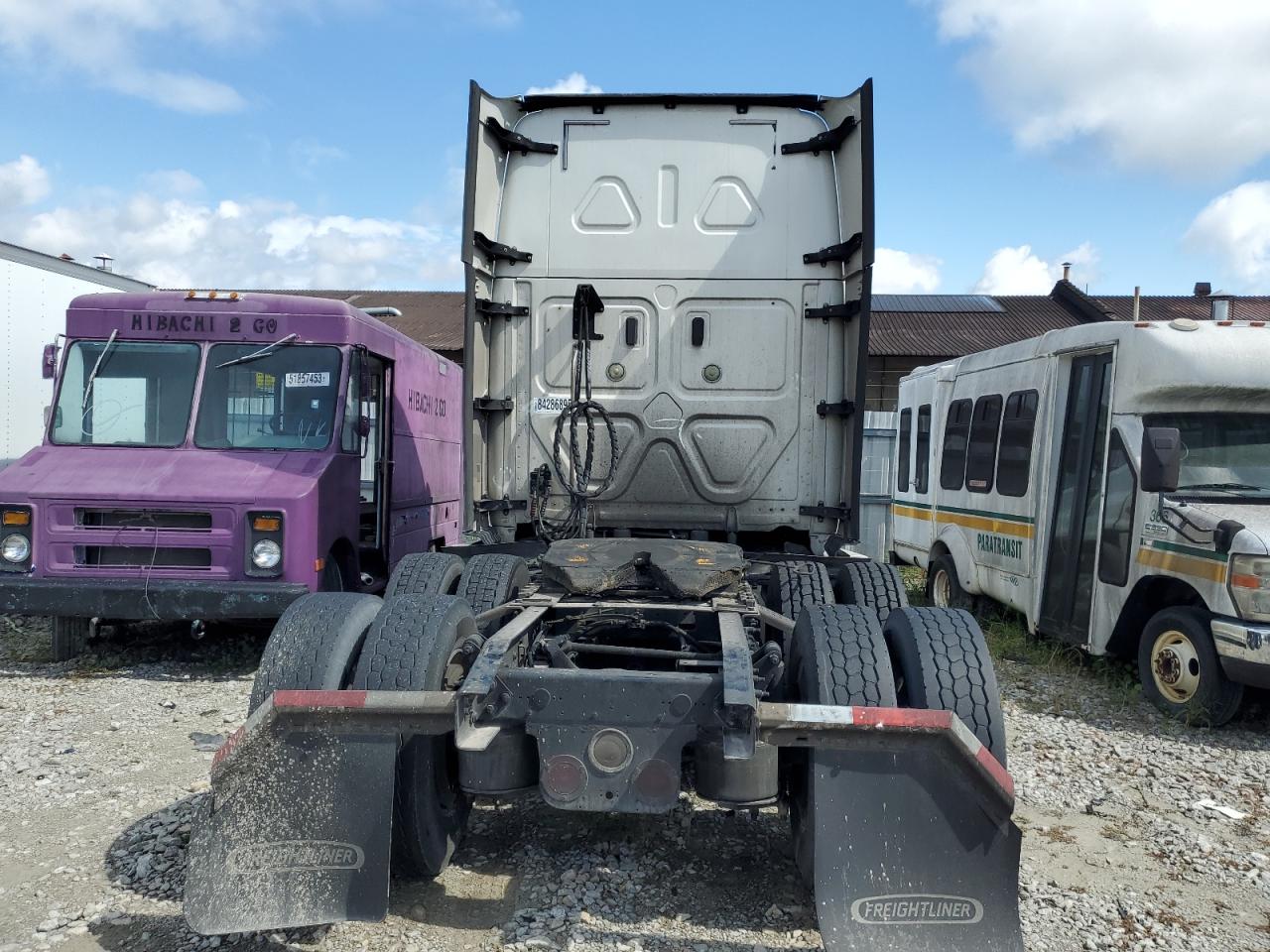 Lot #3282421263 2018 FREIGHTLINER CASCADIA 1