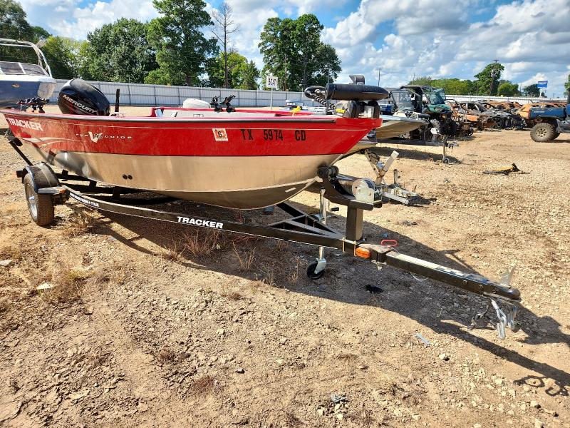 Global Auto Auctions: 2013 TRACKER BOAT