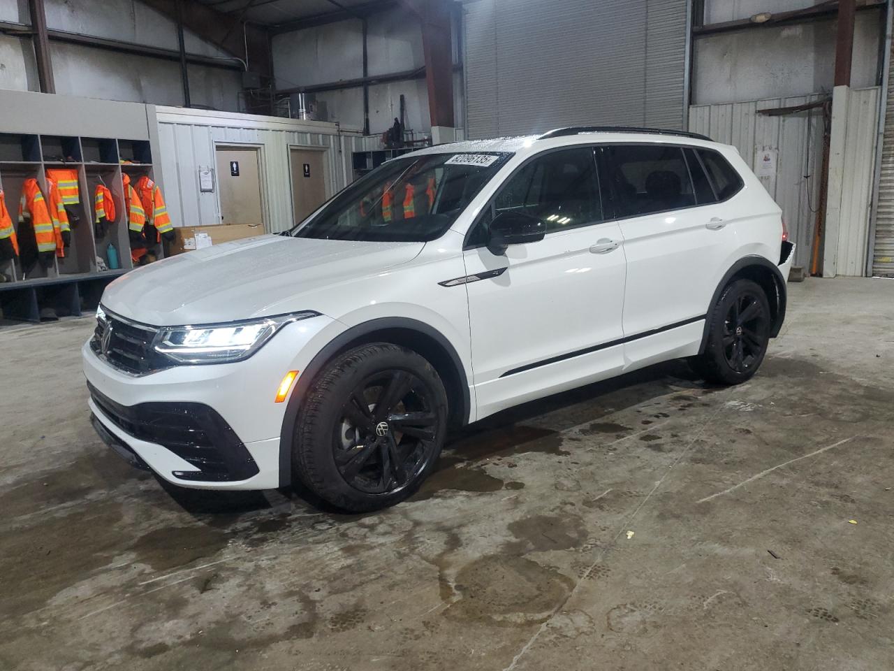 VOLKSWAGEN TIGUAN SE R-LINE BLACK