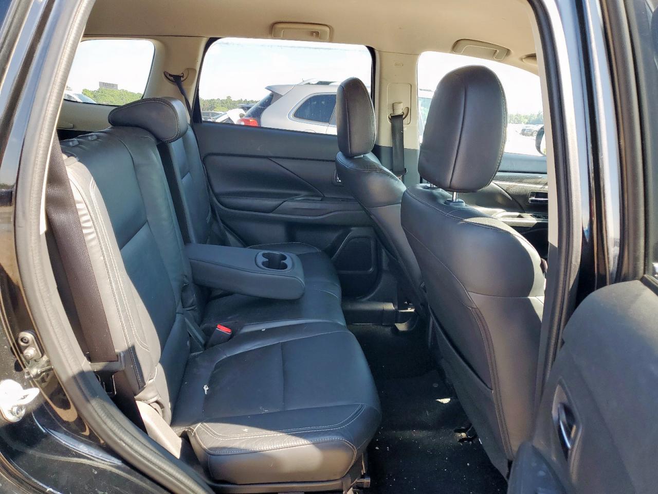 MITSUBISHI OUTLANDER SE