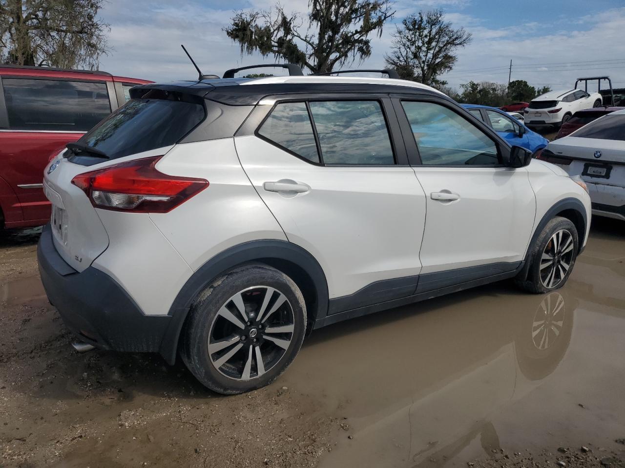 NISSAN KICKS S