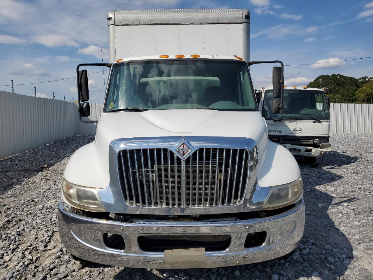 Lot #3235632605 2002 INTL 4000 4300