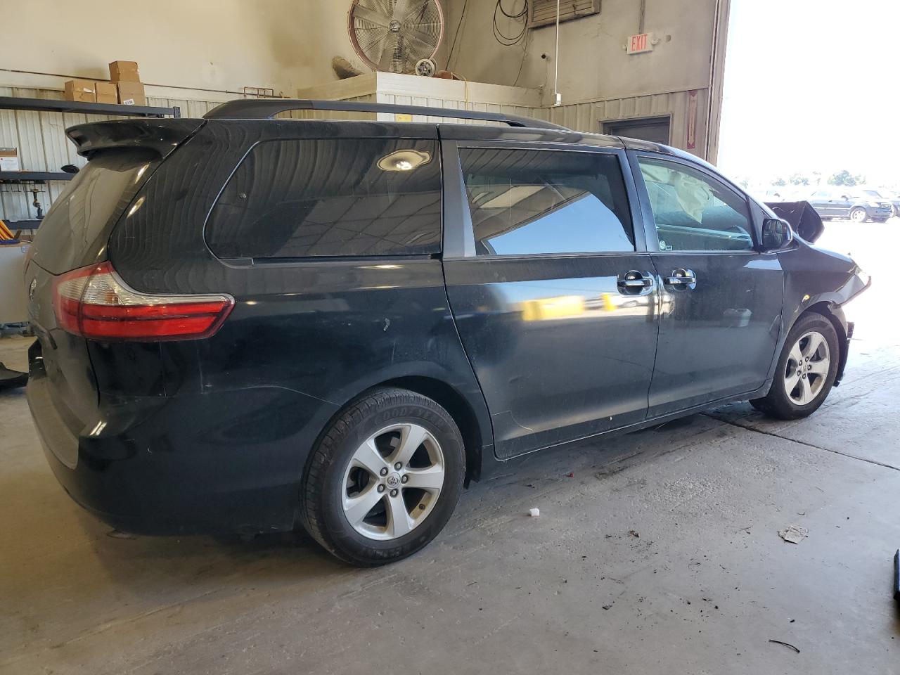Lot #3292704594 2017 TOYOTA SIENNA LE
