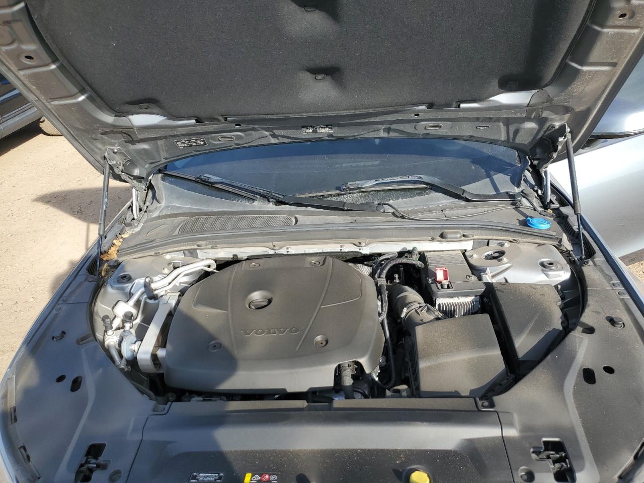 VOLVO S90 T5 MOMENTUM