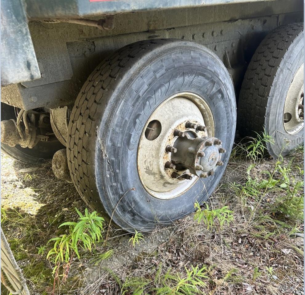 Lot #3240960195 2000 PETERBILT 320