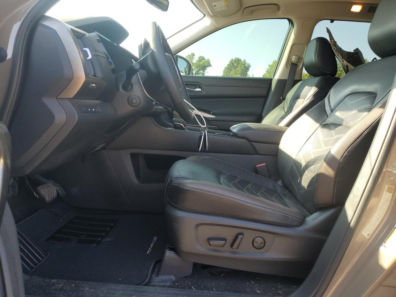 NISSAN PATHFINDER PLATINUM