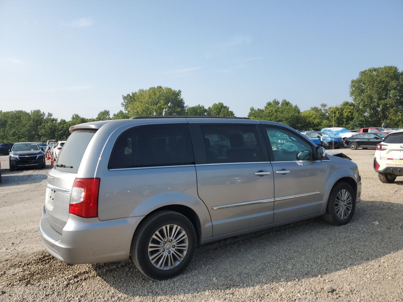 CHRYSLER TOWN & COUNTRY TOURING L