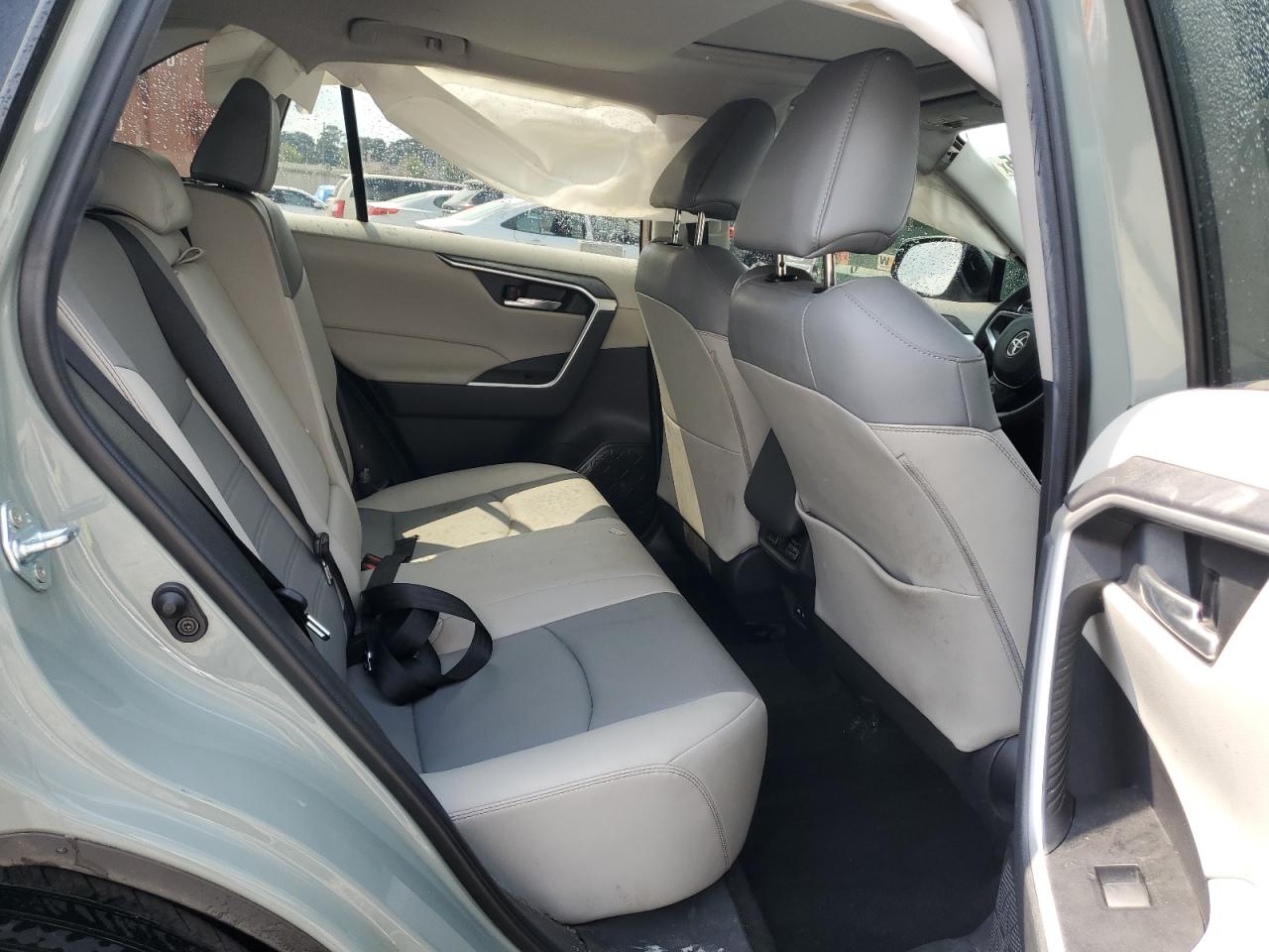 TOYOTA RAV4 XLE PREMIUM