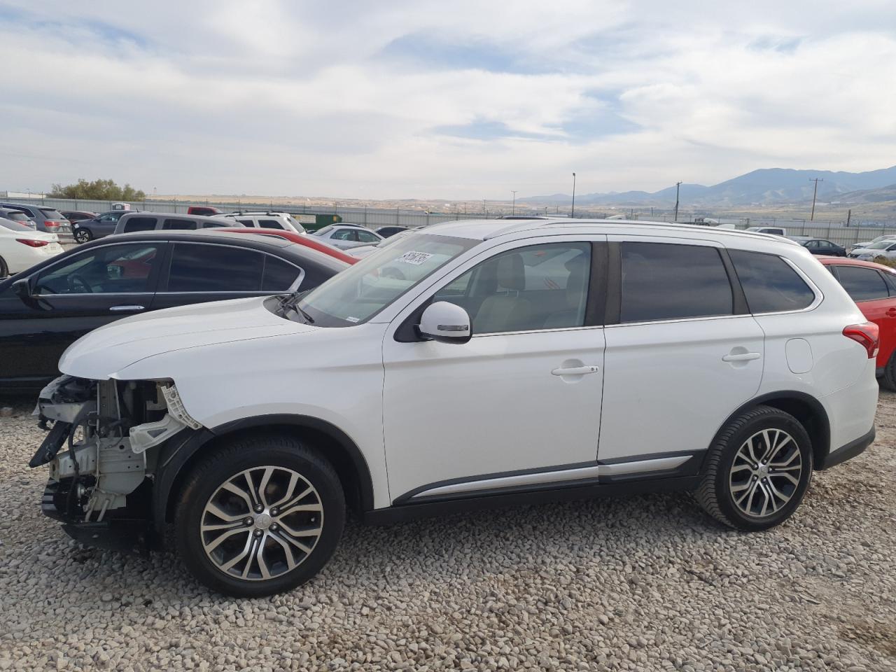 MITSUBISHI OUTLANDER SE