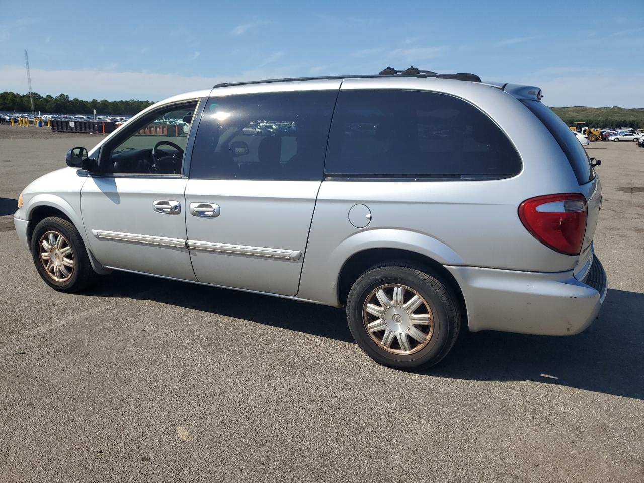 Lot #3281401027 2005 CHRYSLER TOWN AND C