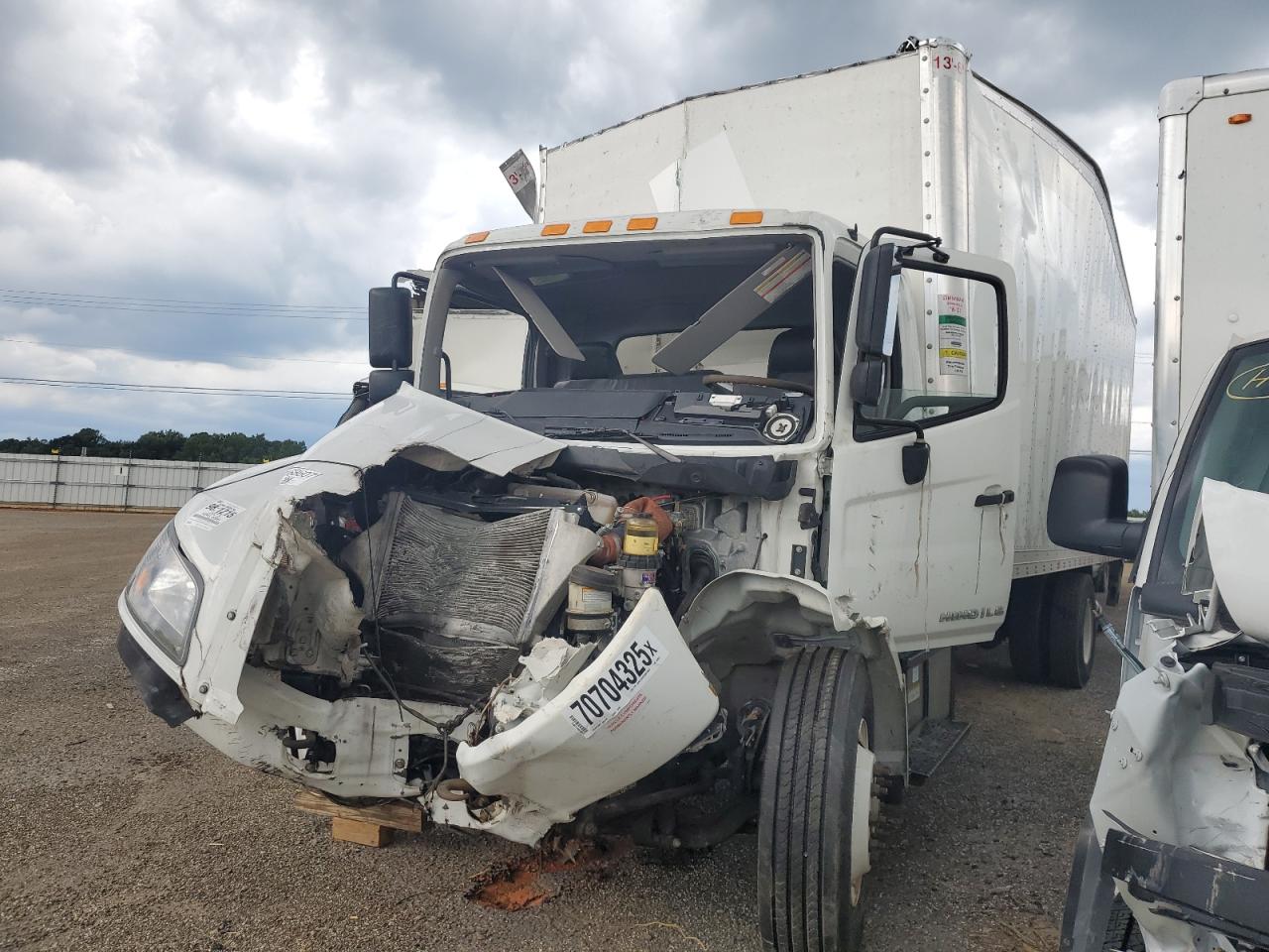 Lot #3235029979 2023 HINO HINO L6