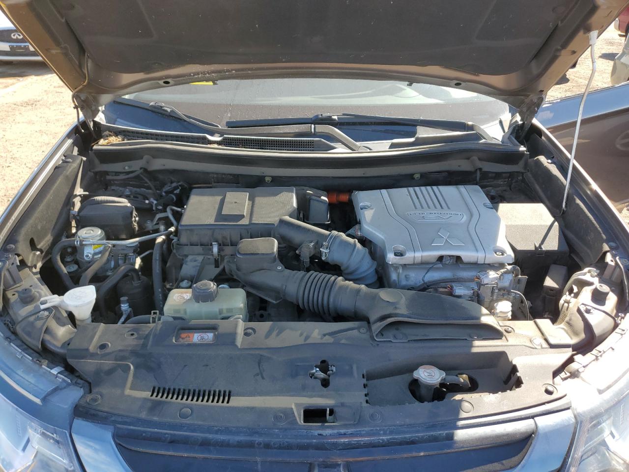 MITSUBISHI OUTLANDER SE