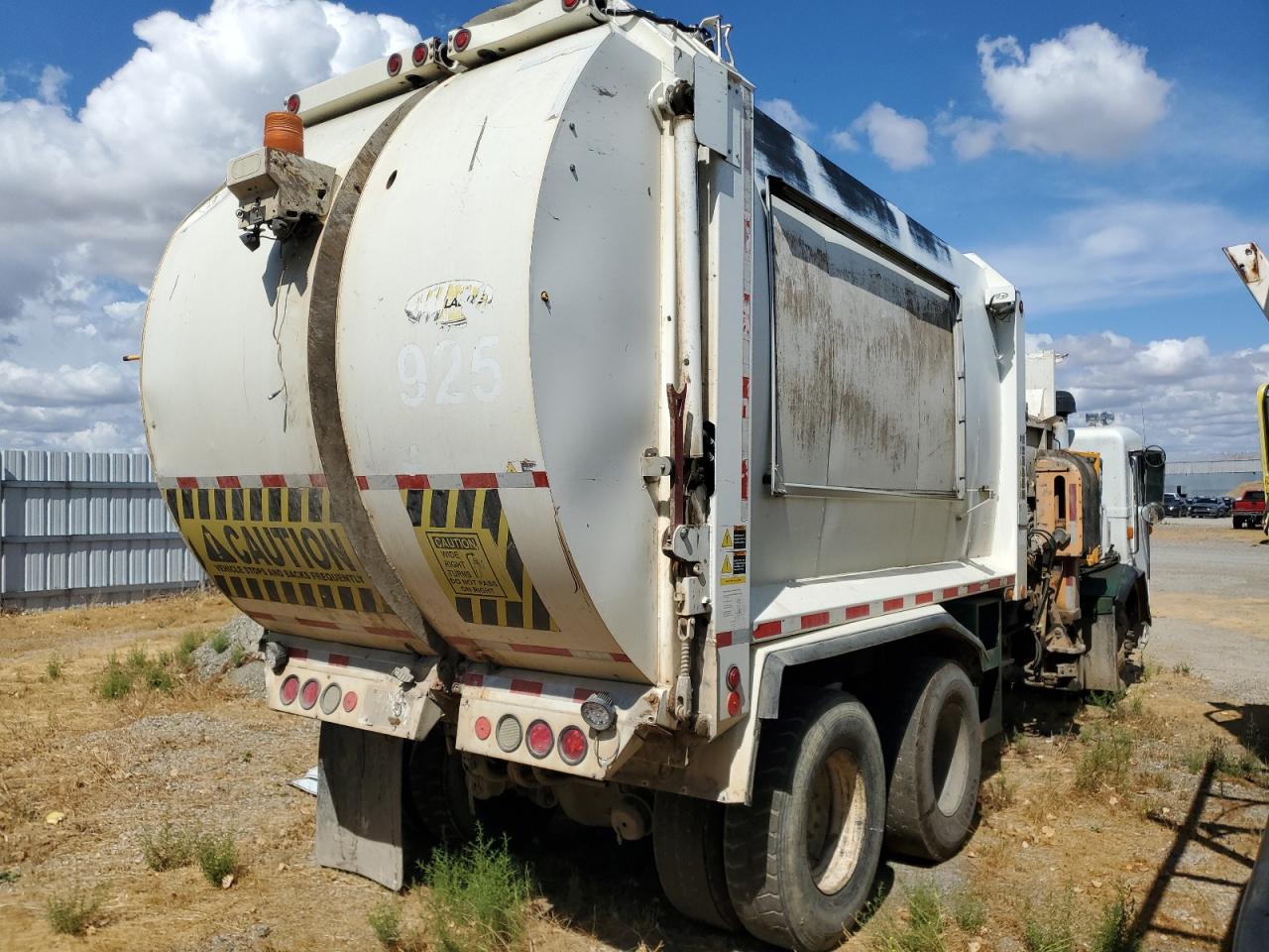 Lot #3275543068 2009 PETERBILT TRACTOR 320