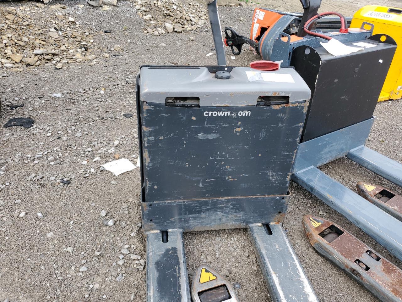 Lot #3246796839 2020 CROWN ELECTRIC PALLET JACK