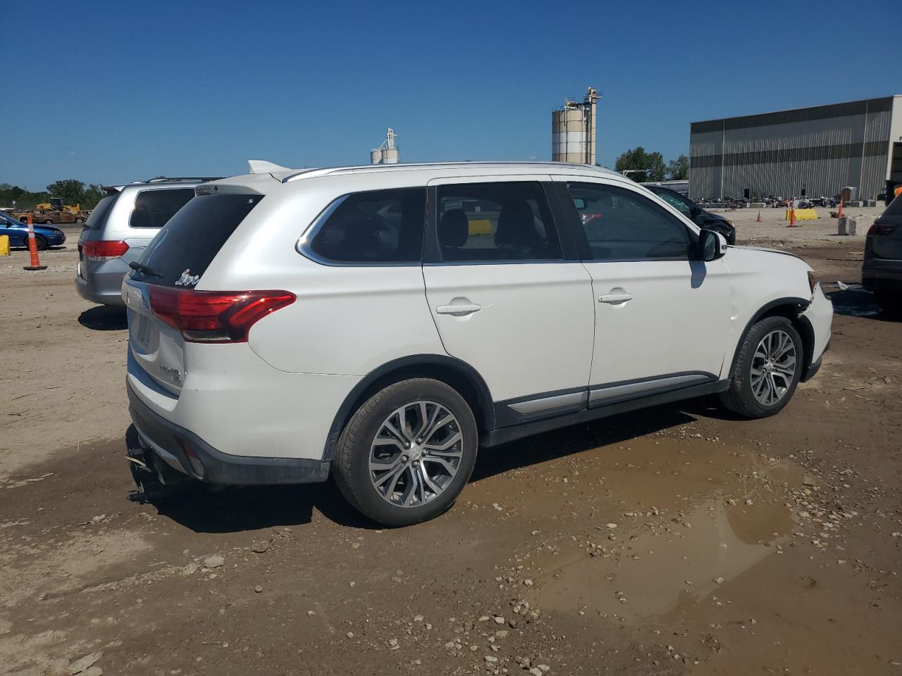 MITSUBISHI OUTLANDER SE