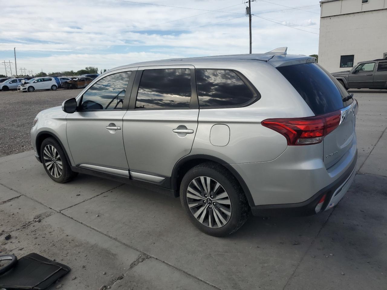 MITSUBISHI OUTLANDER SE