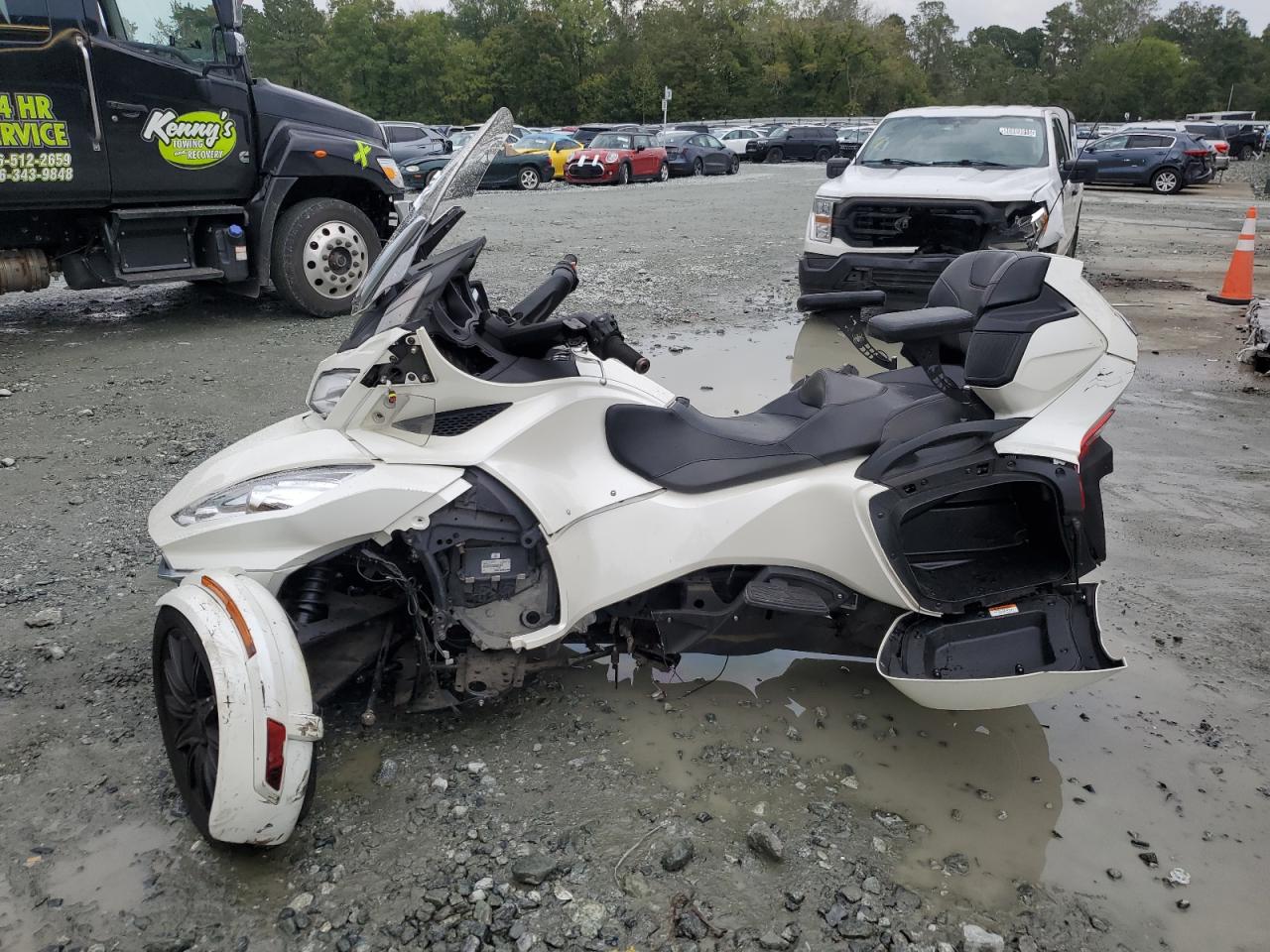 Lot #3286588201 2015 CAN-AM SPYDER ROA