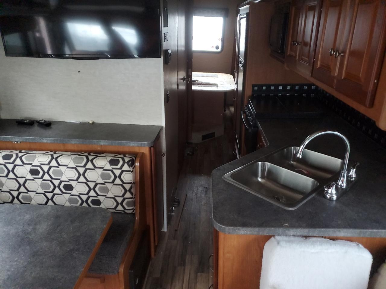 Lot #3296965826 2017 WINNEBAGO VISTA