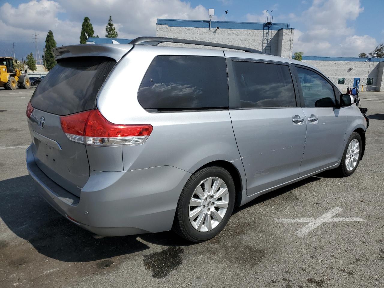 TOYOTA SIENNA XLE