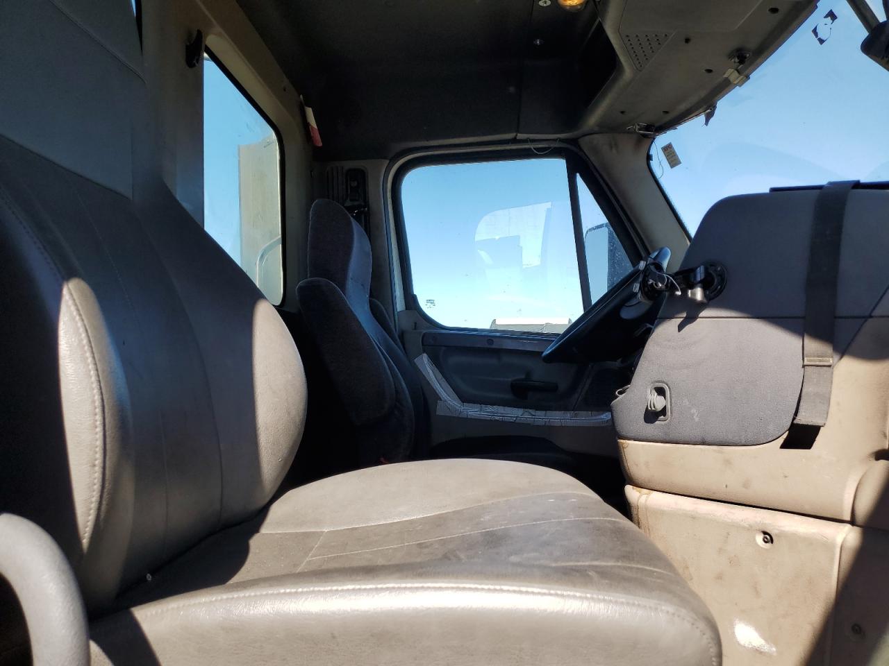 Lot #3254472147 2017 FREIGHTLINER CASCADIA 1