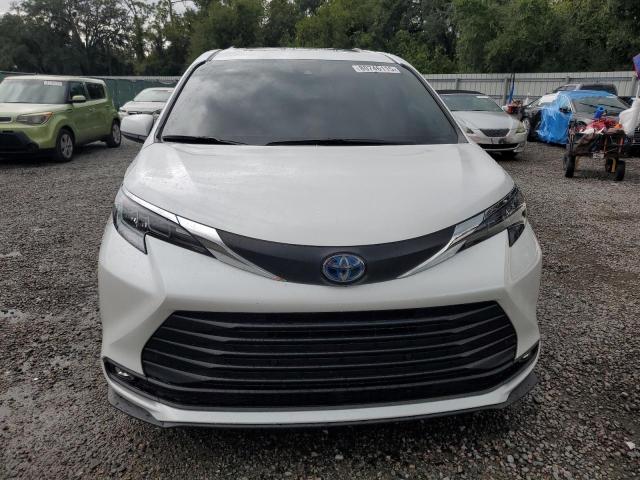 2025 TOYOTA SIENNA XLE 5TDYRKEC6SS240824