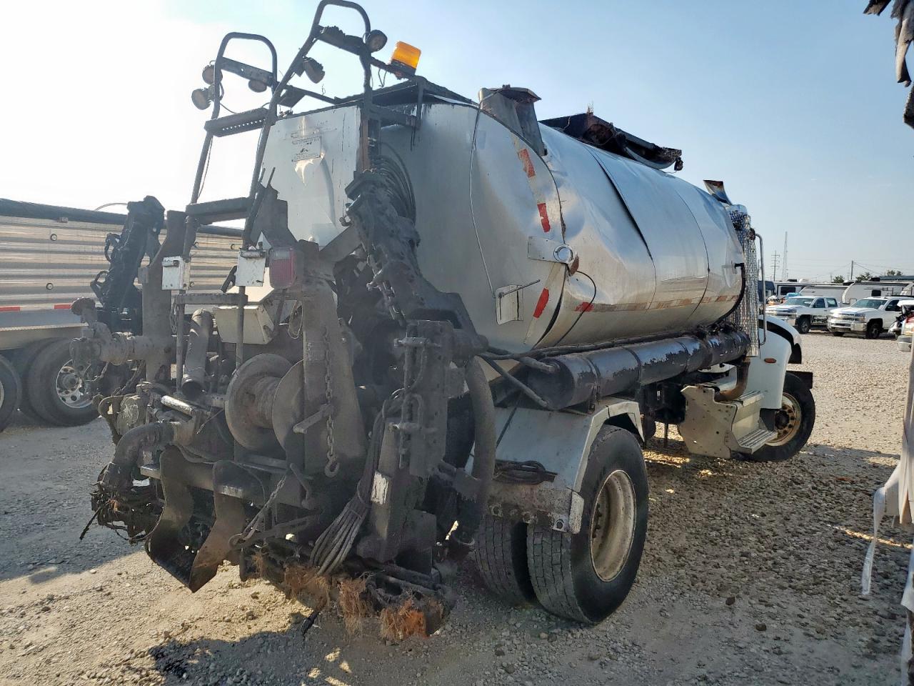 Lot #3303939711 2012 PETERBILT 337