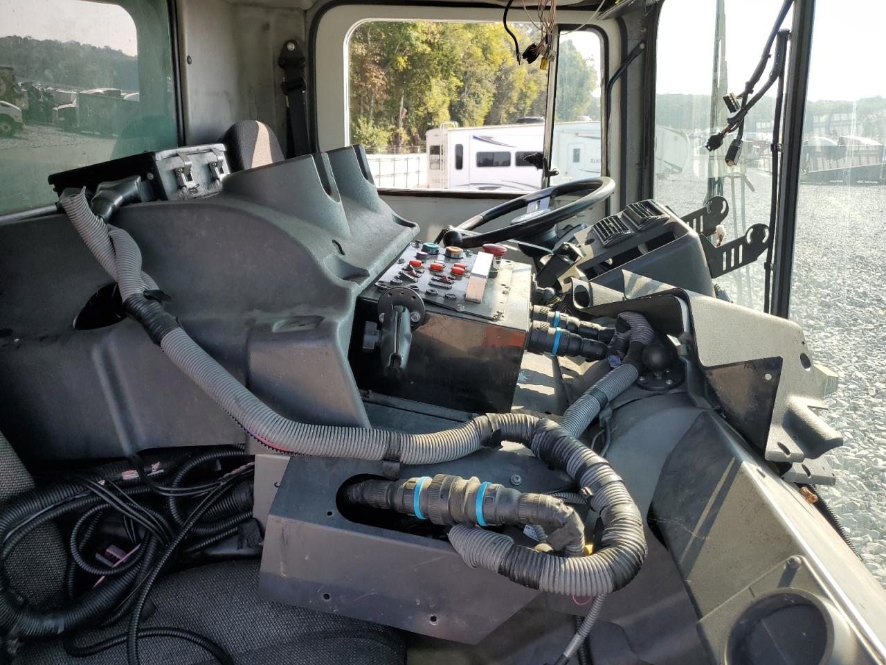 Lot #3309290625 2011 MACK 600 MRU600