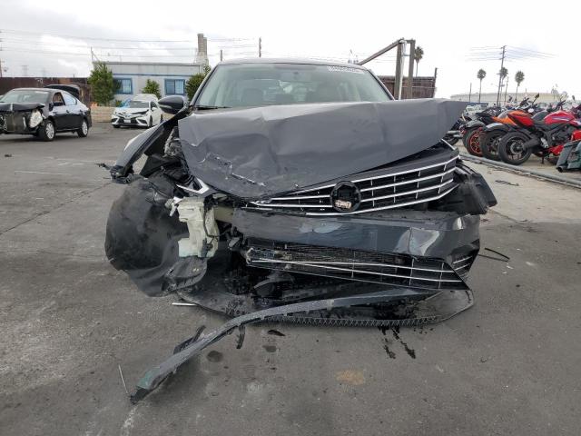 2017 VOLKSWAGEN PASSAT R-L 1VWDT7A30HC055324