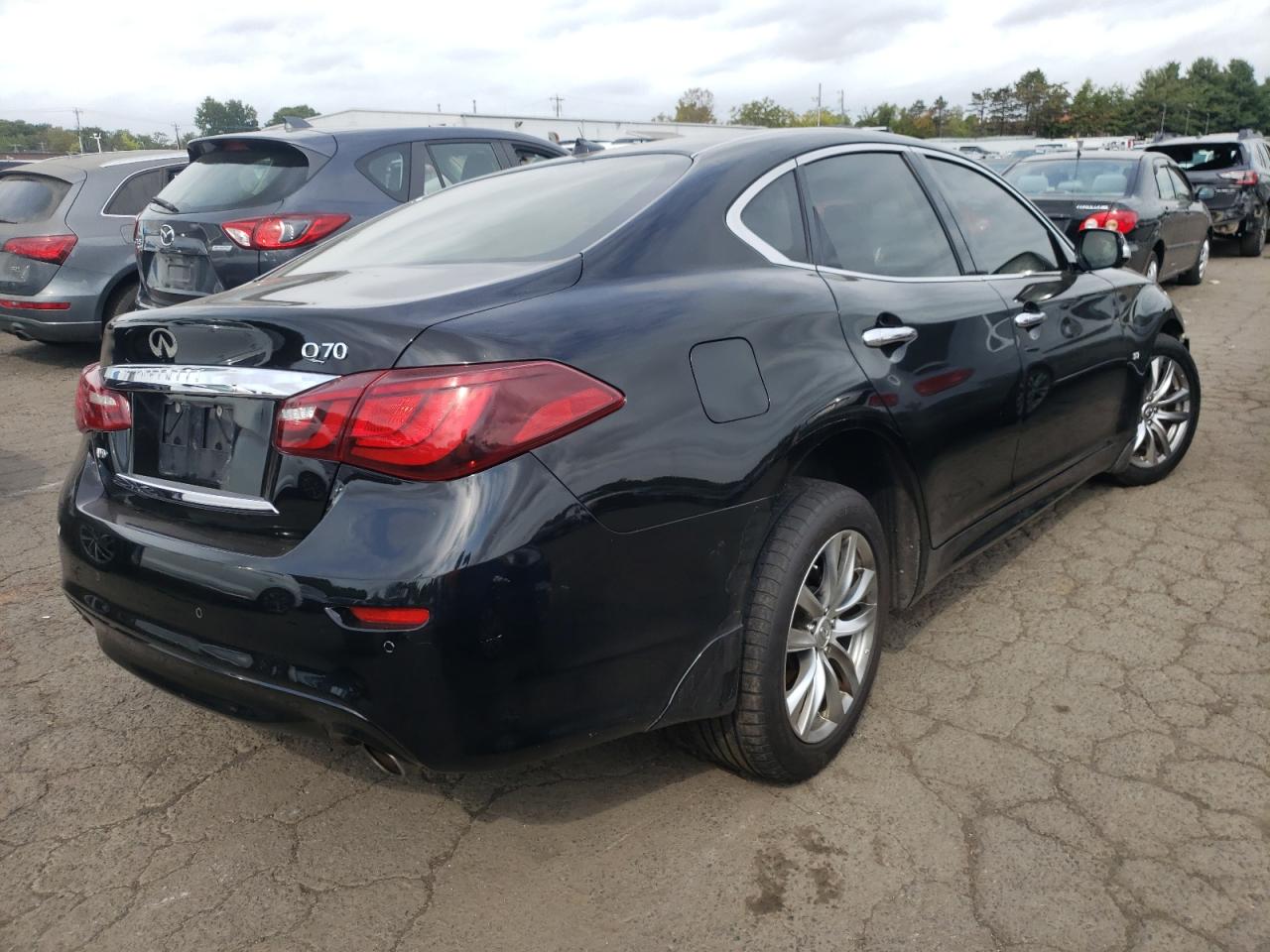 INFINITI Q70 3.7