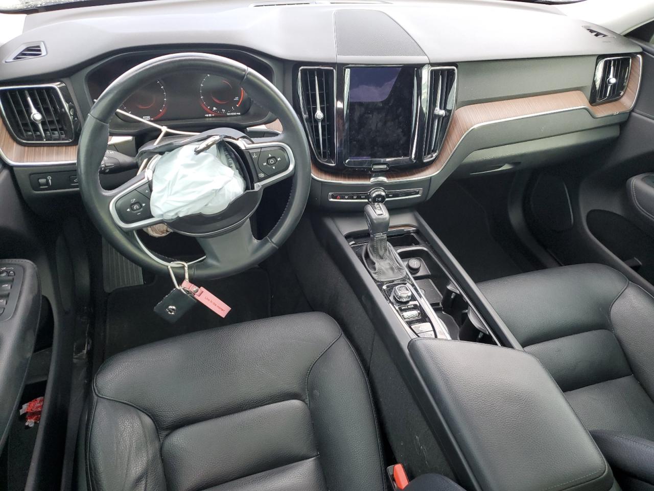 VOLVO XC60 T6 MOMENTUM