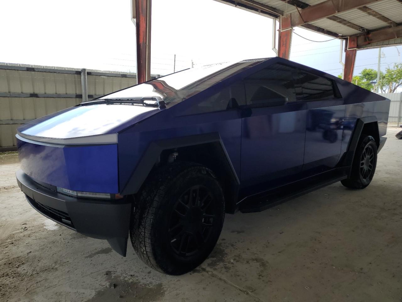 TESLA CYBERTRUCK