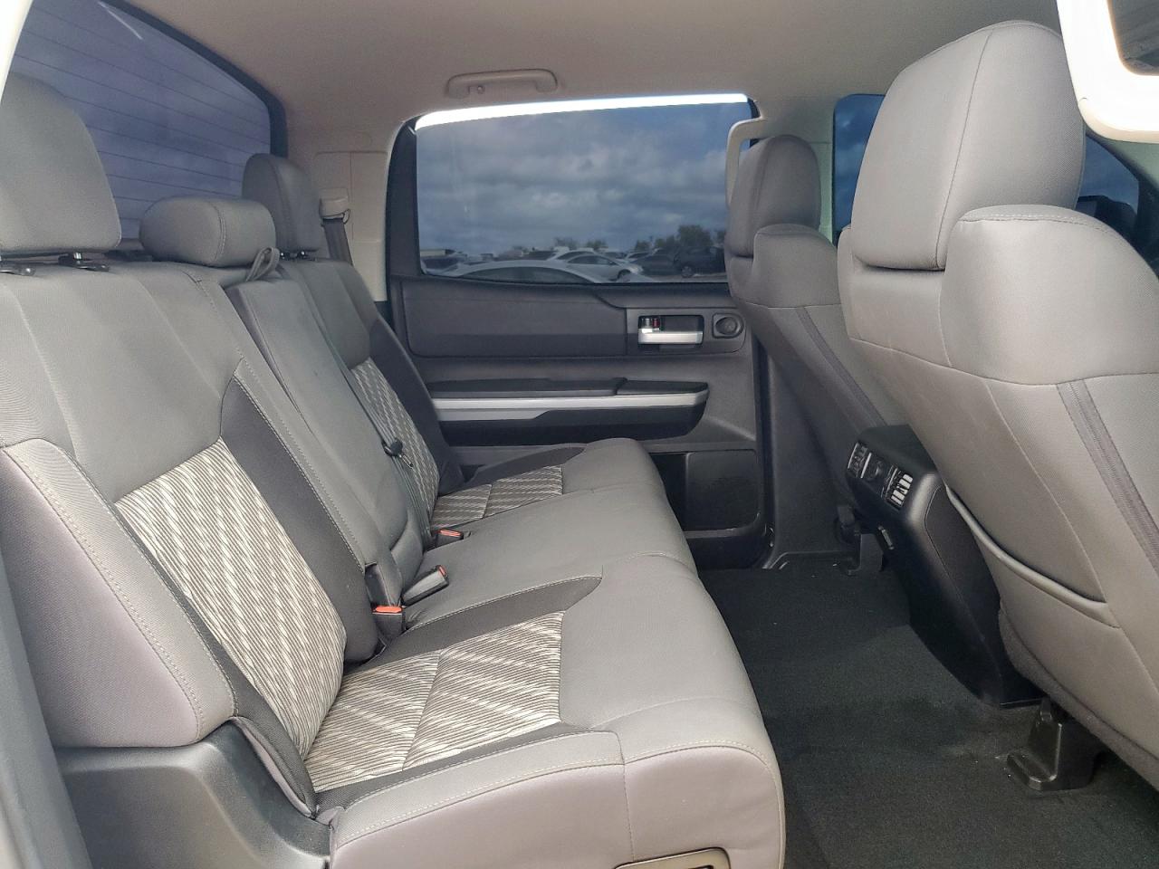 TOYOTA TUNDRA CREWMAX SR5