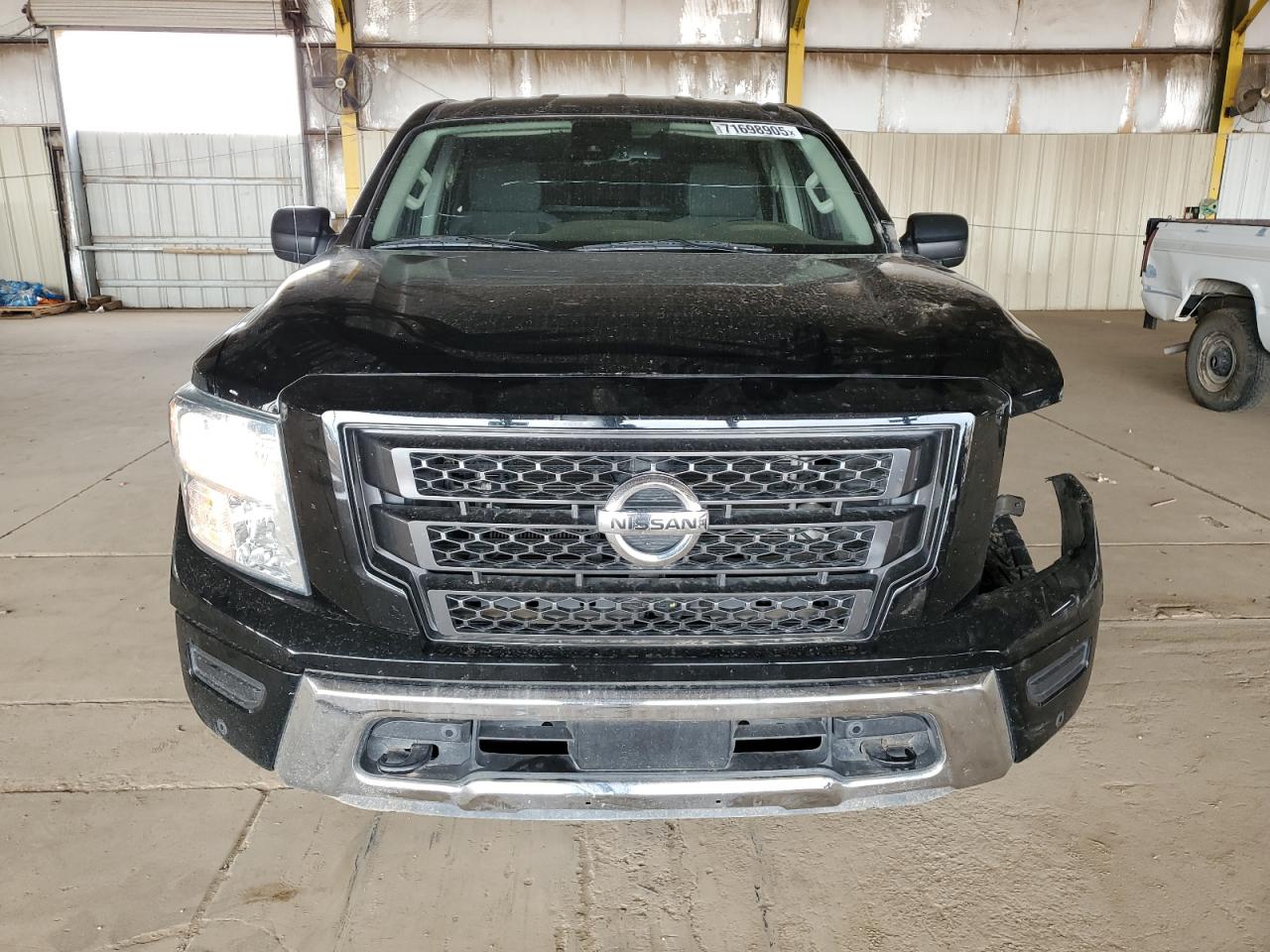NISSAN TITAN SV