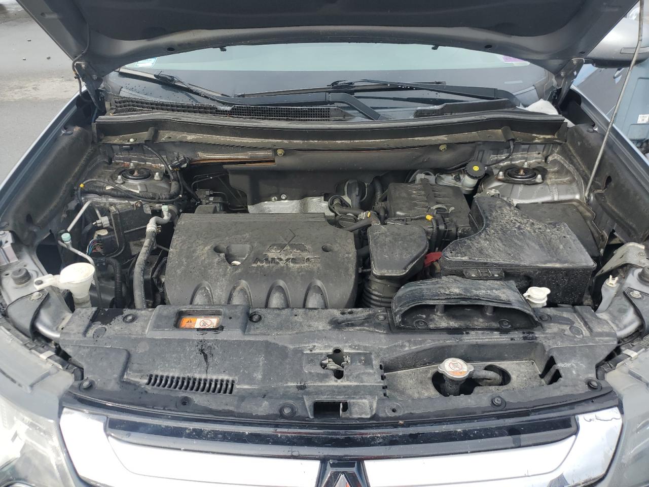 MITSUBISHI OUTLANDER SE