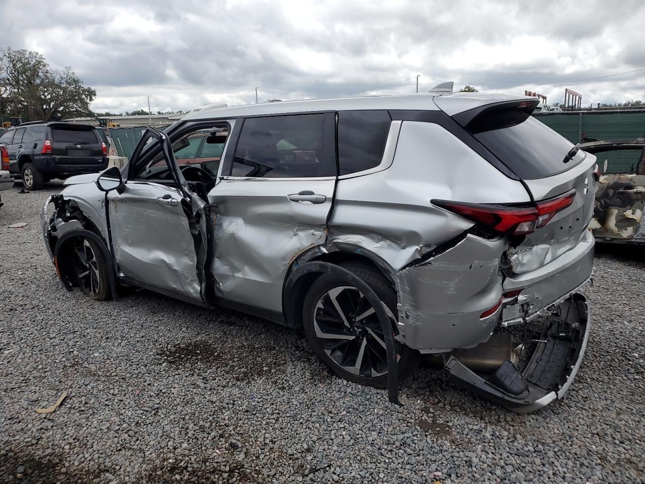 MITSUBISHI OUTLANDER SE