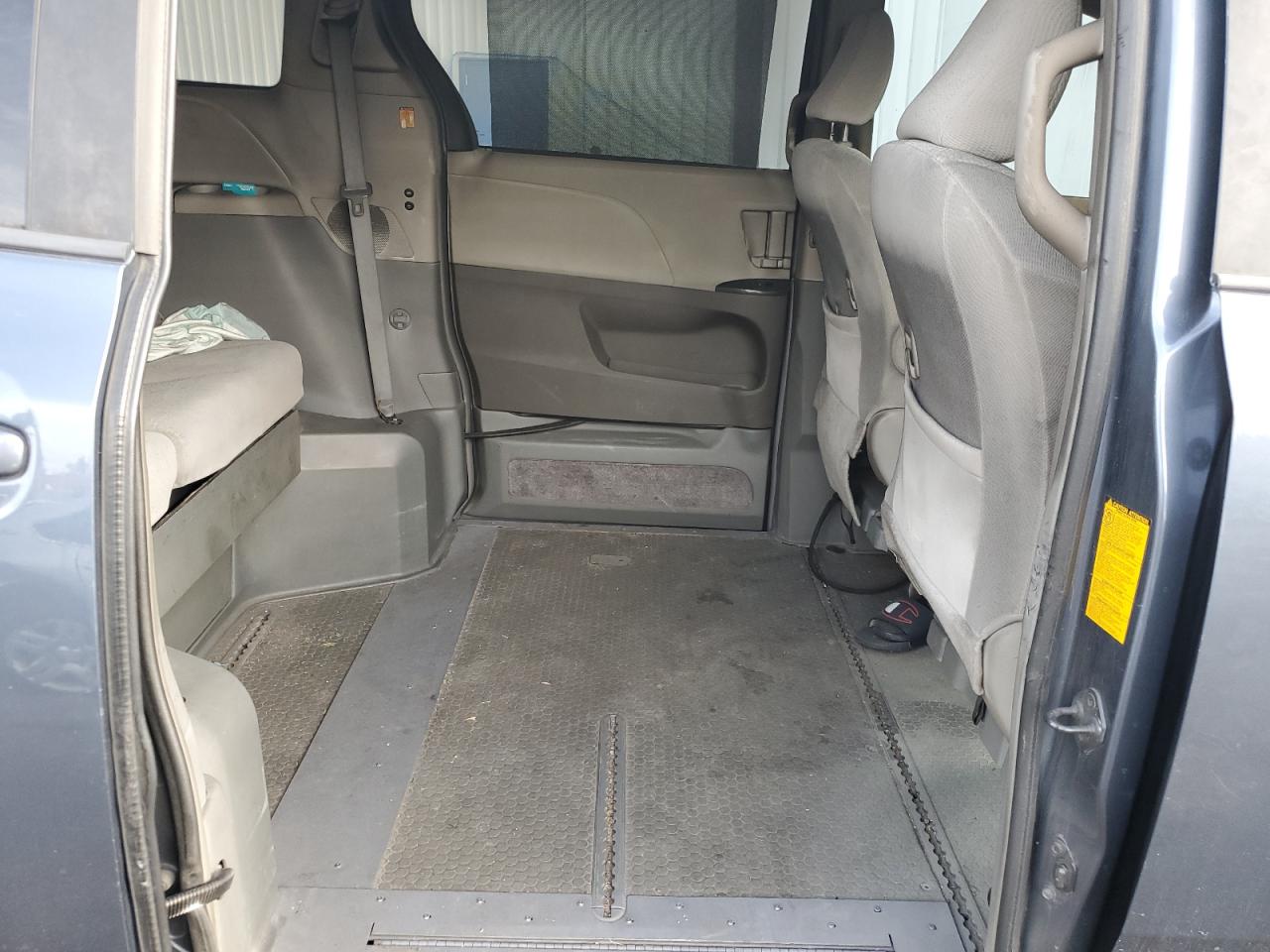 Lot #3302115174 2013 TOYOTA SIENNA LE