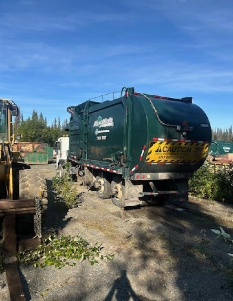 Lot #3240960195 2000 PETERBILT 320